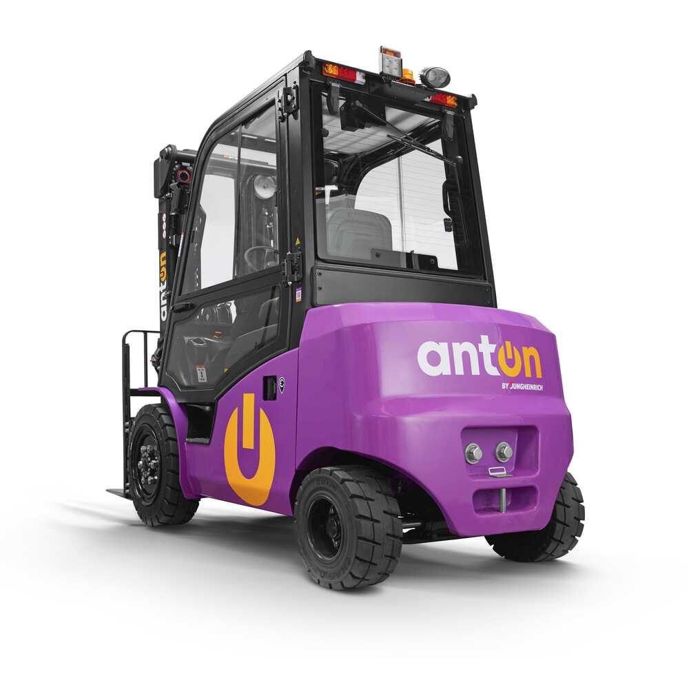 Número de imagen del producto 4: Apilador eléctrico AntOn de Jungheinrich CBH 3.0 con mástil telescópico triple, altura de elevación 4.800 mm, capacidad de carga 3.000 kg, cabina de protección contra el mal tiempo Comfort, incluye cargador externo 80 V, 60 A, CEE, 4 pines
