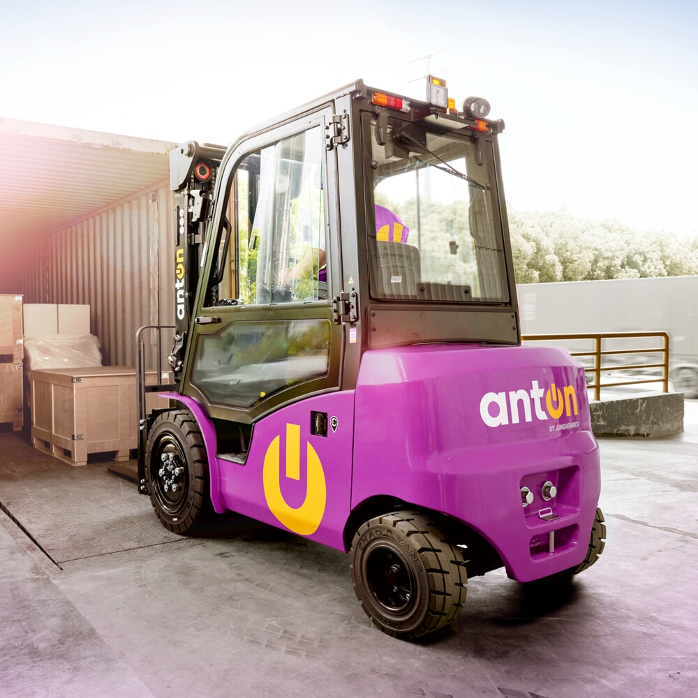 Número de imagen del producto 9: Apilador eléctrico AntOn de Jungheinrich CBH 3.0 con mástil telescópico triple, altura de elevación 4.800 mm, capacidad de carga 3.000 kg, cabina de protección contra el mal tiempo Comfort, incluye cargador externo 80 V, 60 A, CEE, 4 pines