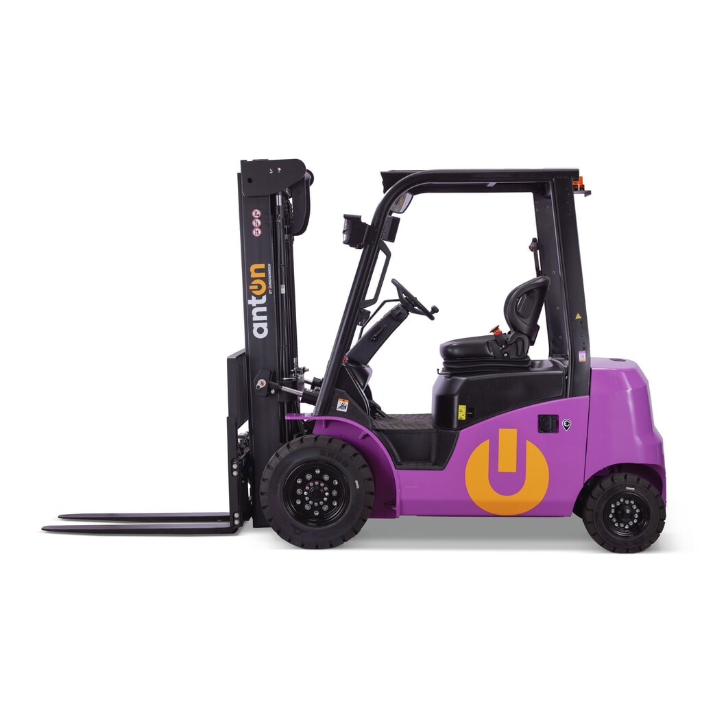 Imagen del producto: AntOn by Jungheinrich contrapesada eléctrica CBH 2.5 con mástil telescópico triple, altura de elevación 4.800 mm, capacidad de carga 2.500 kg, cabina de protección contra el mal tiempo Eco, incluye cargador externo 80 V, 60 A, CEE, 5 pines