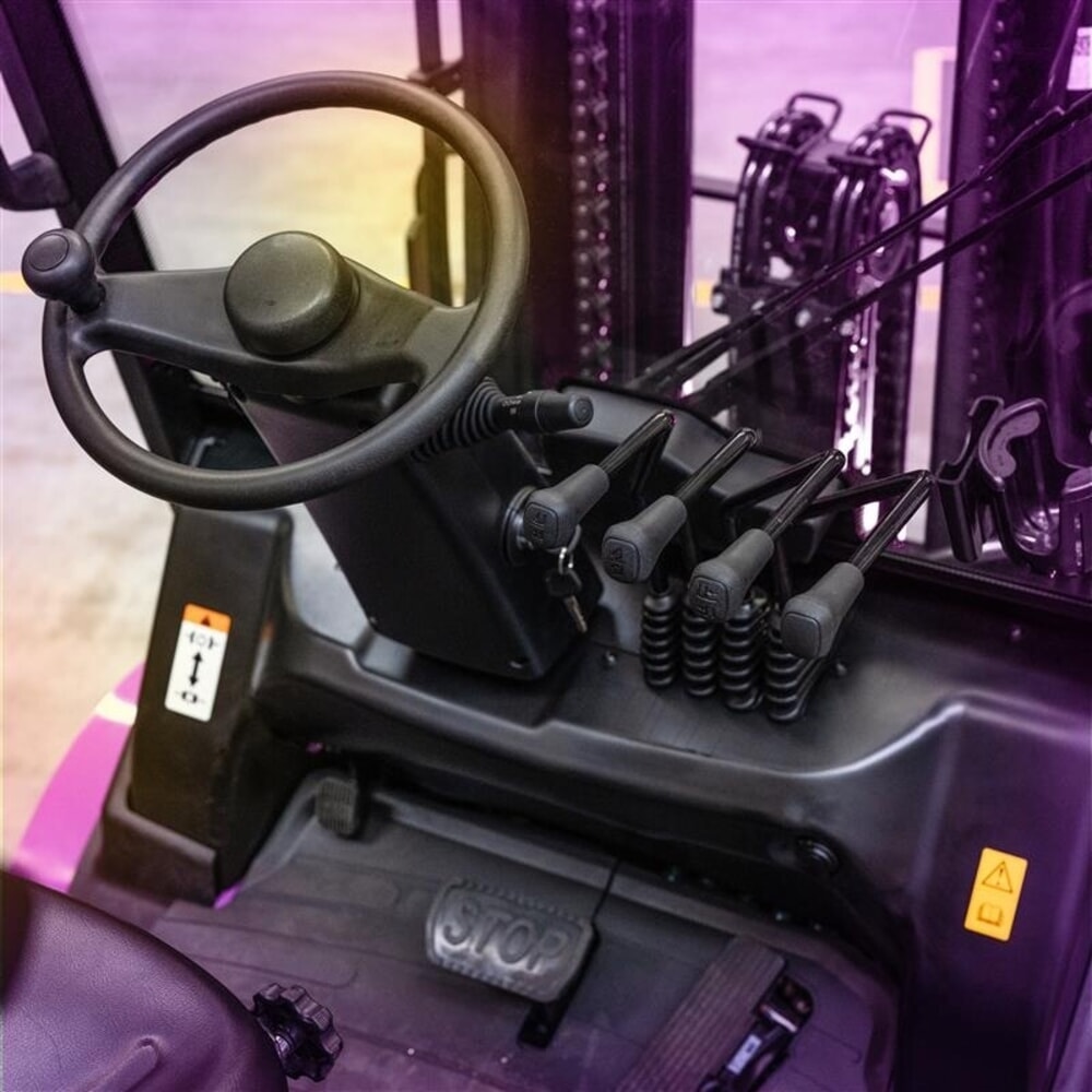 Número de imagen del producto 7: Carretilla frontal contrapesada eléctrica AntOn by Jungheinrich CBH 2.5 con mástil telescópico triple, altura de elevación 4.800 mm, capacidad de carga 2.500 kg, cabina de protección contra el mal tiempo Eco, incluye cargador externo 80 V, 100 A,