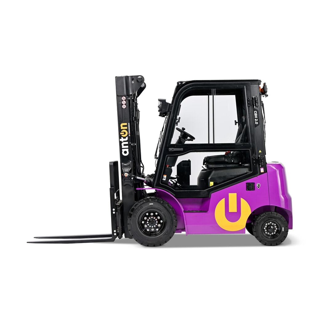 AntOn by Jungheinrich contrapesada eléctrica CBH 2.0 con mástil telescópico triple, altura de elevación 4800 mm, capacidad de carga 2000 kg, cabina de protección contra el mal tiempo Comfort, incluye cargador incorporado. Imagen del producto: AntOn by Jungheinrich contrapesada eléctrica CBH 2.0 con mástil telescópico triple, altura de elevación 4800 mm, capacidad de carga 2000 kg, cabina de protección contra el mal tiempo Comfort, incluye cargador incorporado.