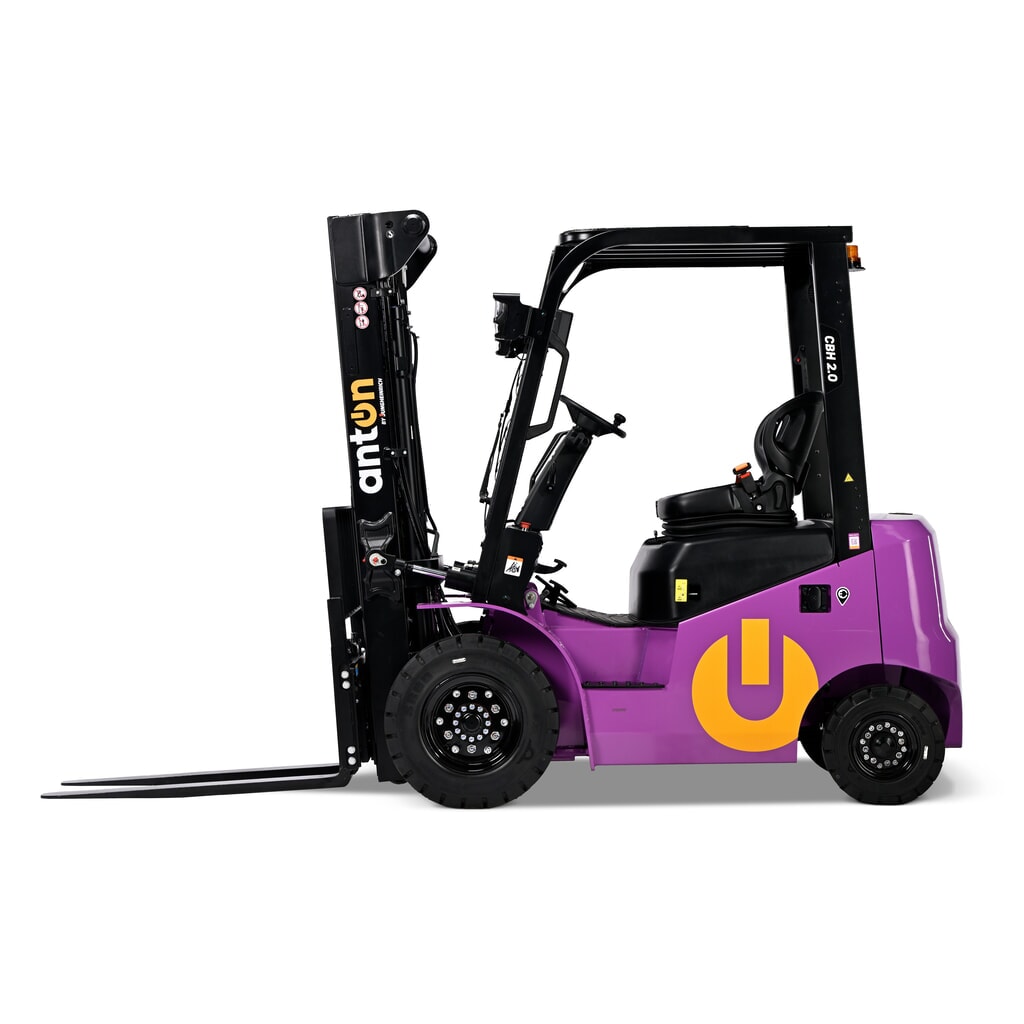 Imagen del producto: AntOn by Jungheinrich contrapesada eléctrica CBH 2.0 con mástil telescópico triple, altura de elevación 4800 mm, capacidad de carga 2000 kg, cabina de protección contra el mal tiempo Eco, incluye cargador incorporado.