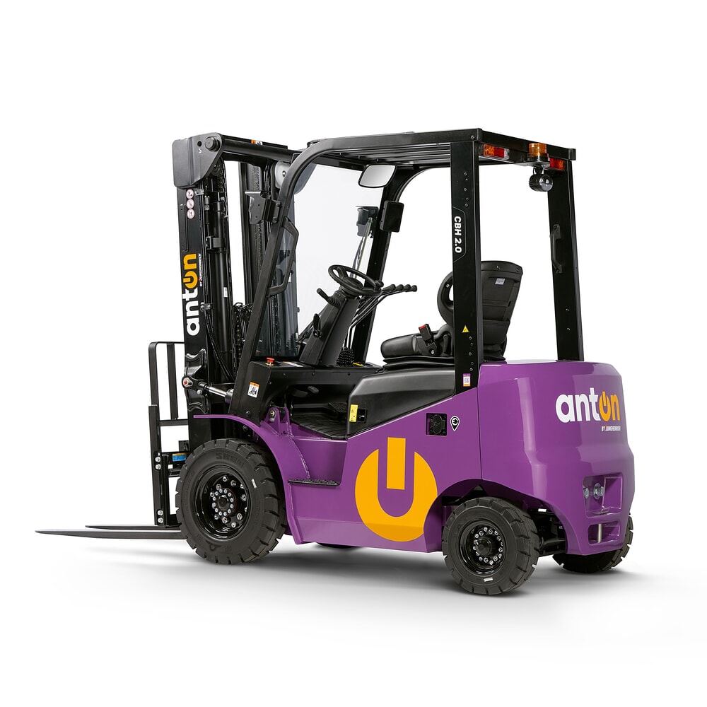 Número de imagen del producto 5: AntOn by Jungheinrich apilador eléctrico CBH 2.0 con mástil telescópico triple, altura de elevación 4800 mm, capacidad de carga 2000 kg, cabina de protección contra el mal tiempo Eco, incluye cargador incorporado.