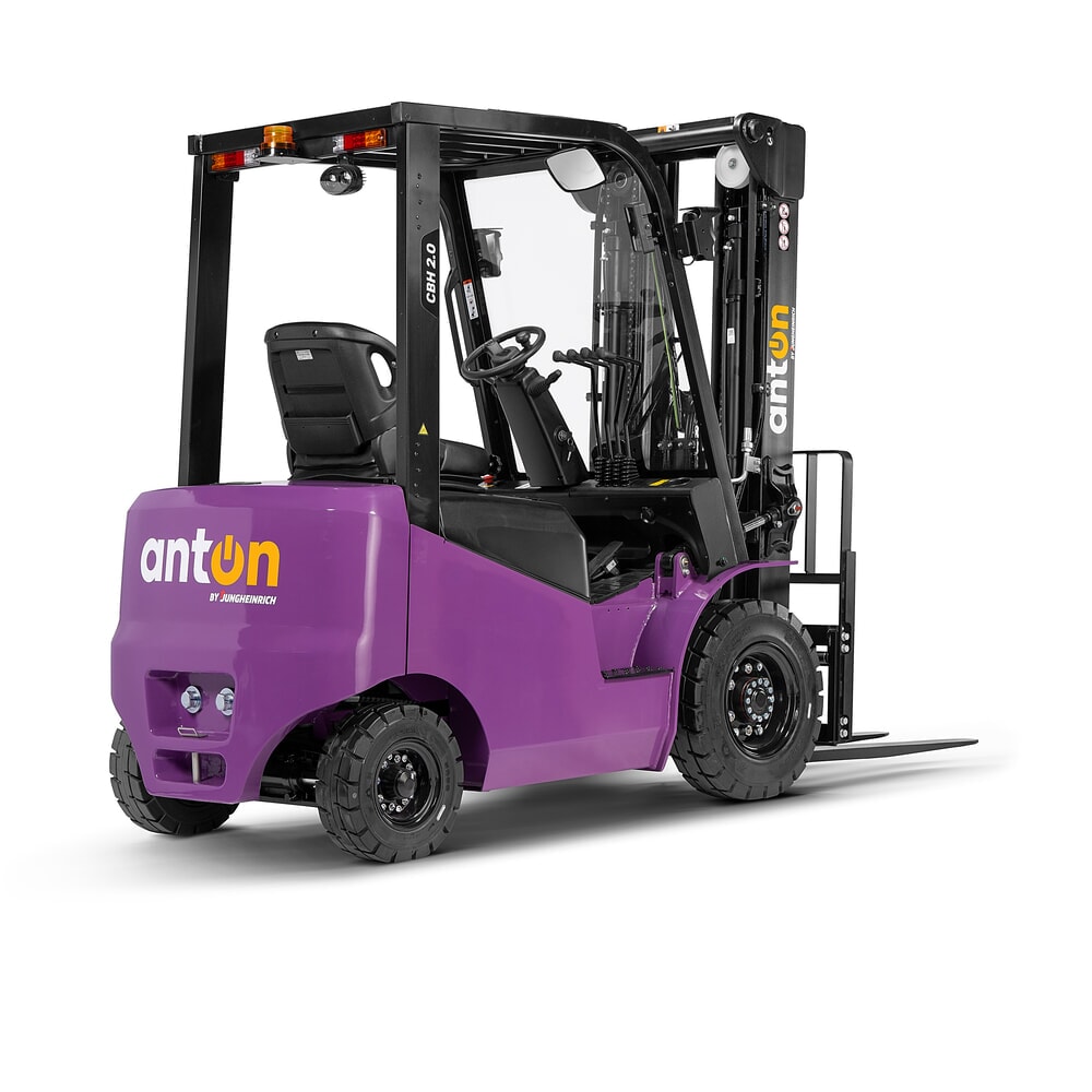 Número de imagen del producto 10: AntOn by Jungheinrich apilador eléctrico CBH 2.0 con mástil telescópico triple, altura de elevación 4800 mm, capacidad de carga 2000 kg, cabina de protección contra el mal tiempo Eco, incluye cargador incorporado.