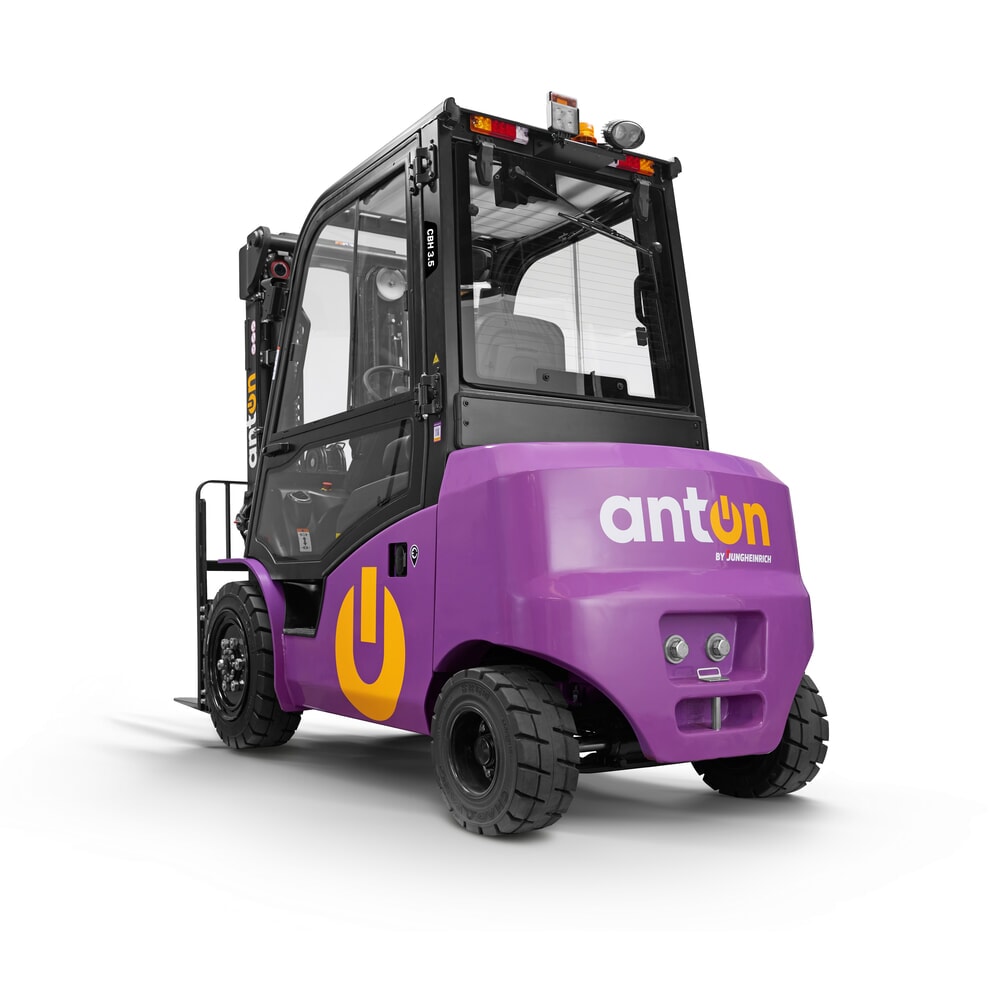 Número de imagen del producto 2: AntOn by Jungheinrich apilador eléctrico CBH 3.5 con mástil telescópico triple, altura de elevación 4.800 mm, capacidad de carga 3.500 kg, cabina de protección contra el mal tiempo Comfort, incluye cargador externo de 80 V, 60 A, CEE, 5 pines