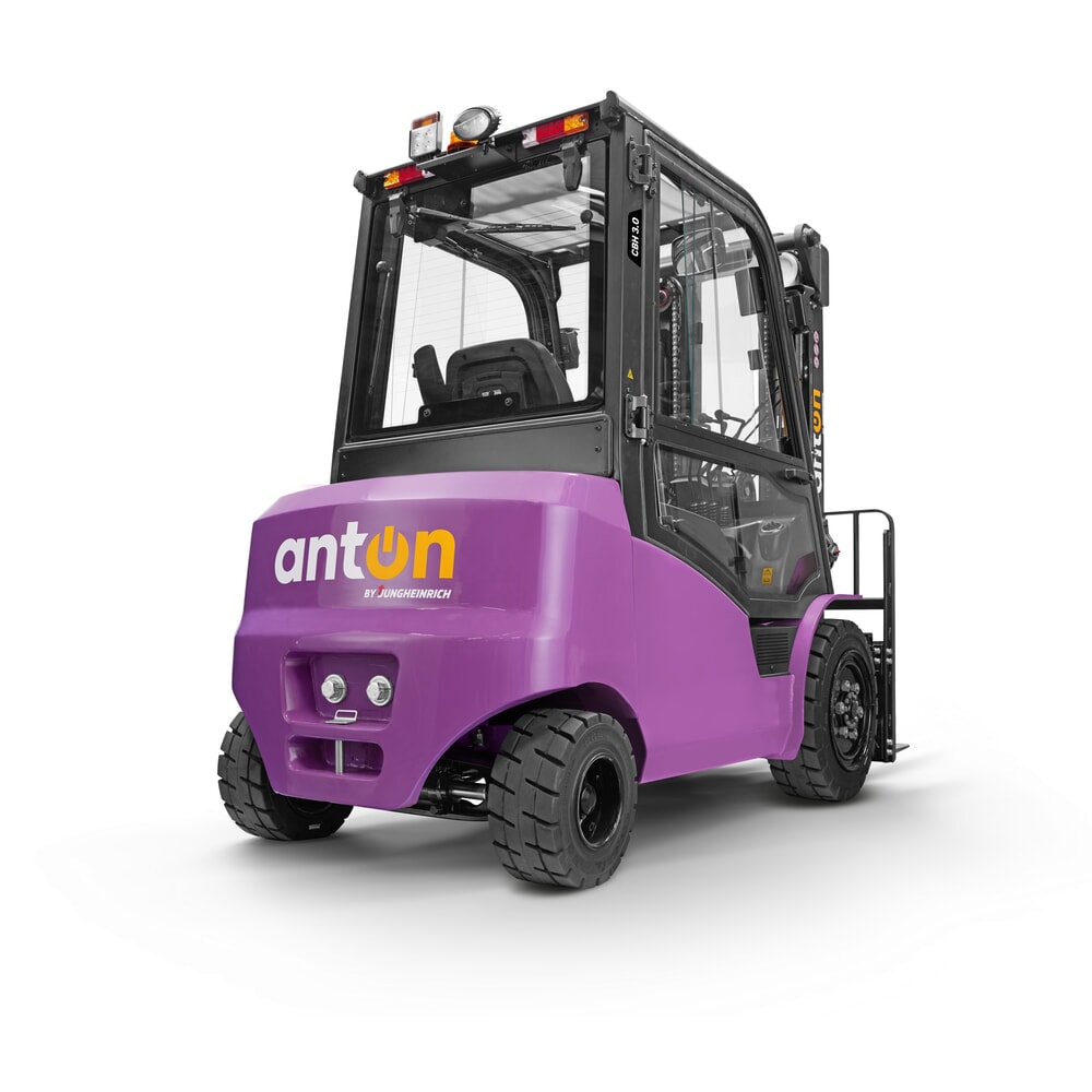 Número de imagen del producto 3: AntOn by Jungheinrich apilador eléctrico CBH 3.5 con mástil telescópico triple, altura de elevación 4.800 mm, capacidad de carga 3.500 kg, cabina de protección contra el mal tiempo Comfort, incluye cargador externo de 80 V, 60 A, CEE, 5 pines