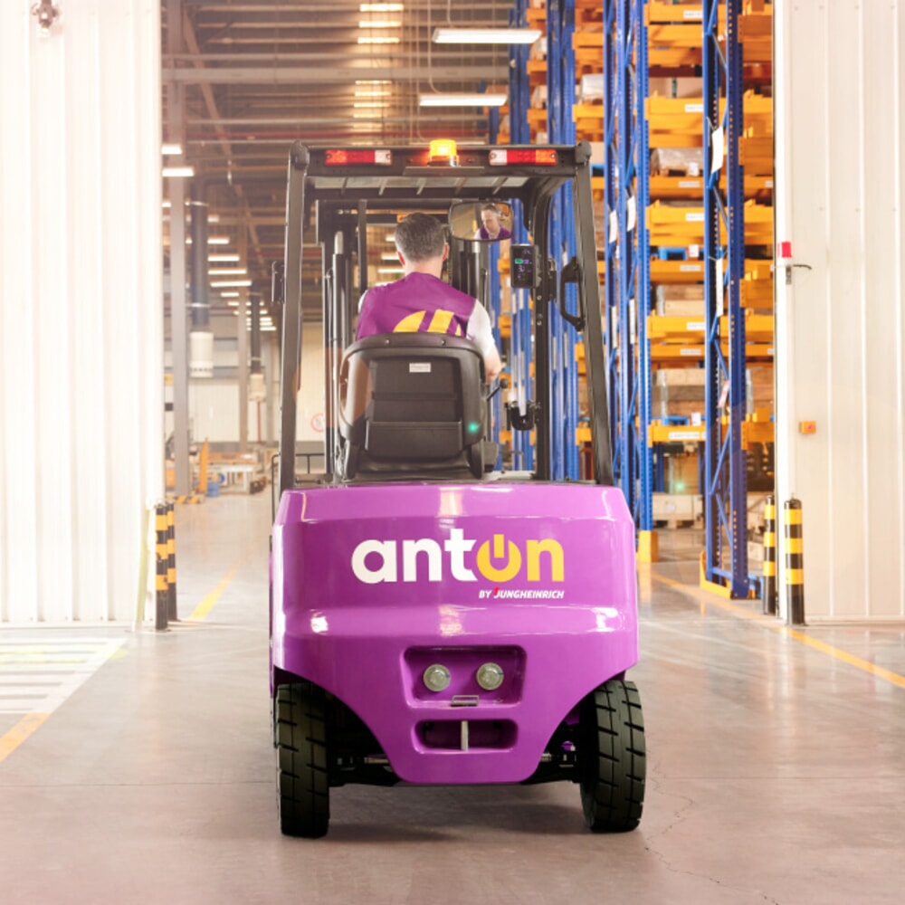 Número de imagen del producto 4: AntOn by Jungheinrich apilador eléctrico CBH 3.5 con mástil de elevación telescópico doble, altura de elevación 3.300 mm, capacidad de carga 3.500 kg, incluido cargador externo de 80 V, 60 A, CEE, 5 polos