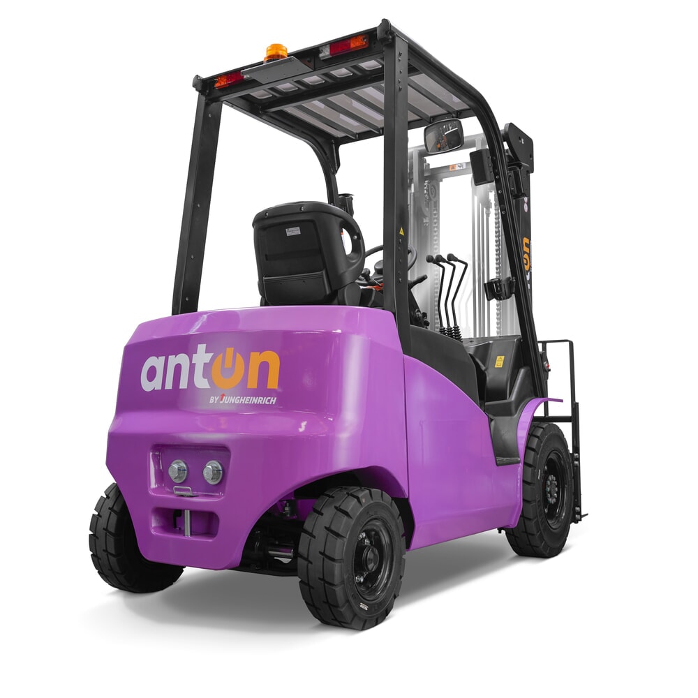 Número de imagen del producto 3: AntOn by Jungheinrich apilador eléctrico CBH 3.5 con mástil telescópico triple, altura de elevación 4.800 mm, capacidad de carga 3.500 kg, cabina de protección contra el mal tiempo Eco, incluye cargador externo de 80 V, 60 A, CEE, 5 pines