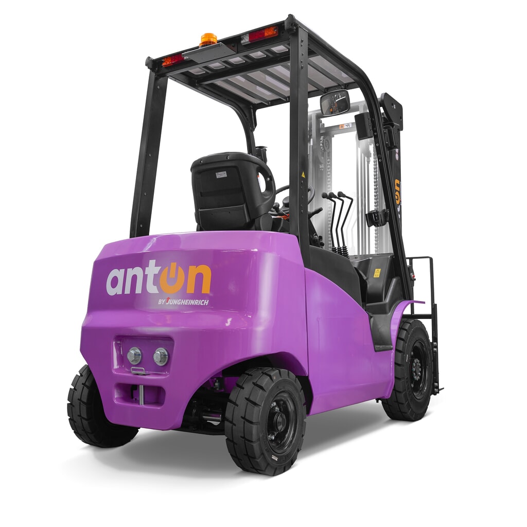 Número de imagen del producto 3: AntOn by Jungheinrich apilador eléctrico CBH 3.5 con mástil telescópico triple, altura de elevación 4.800 mm, capacidad de carga 3.500 kg, cabina de protección contra el mal tiempo Eco, incluye cargador externo de 80 V, 60 A, CEE, 5 pines