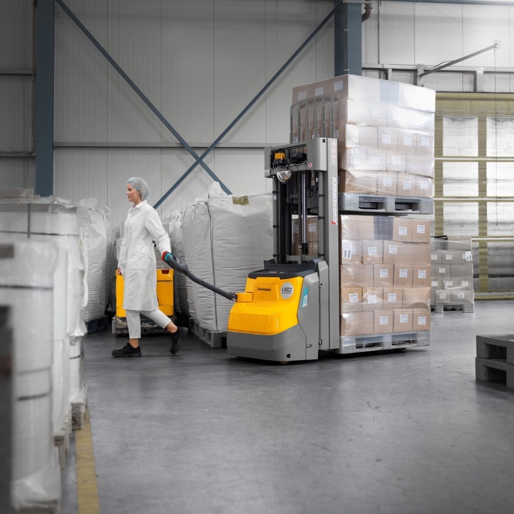 Número de imagen del producto 5: Carretilla apiladora eléctrica Jungheinrich EJC 110zi ZZ, elevación 2.500 mm, cargador incorporado, sistema hidráulico proporcional, función de apilado doble