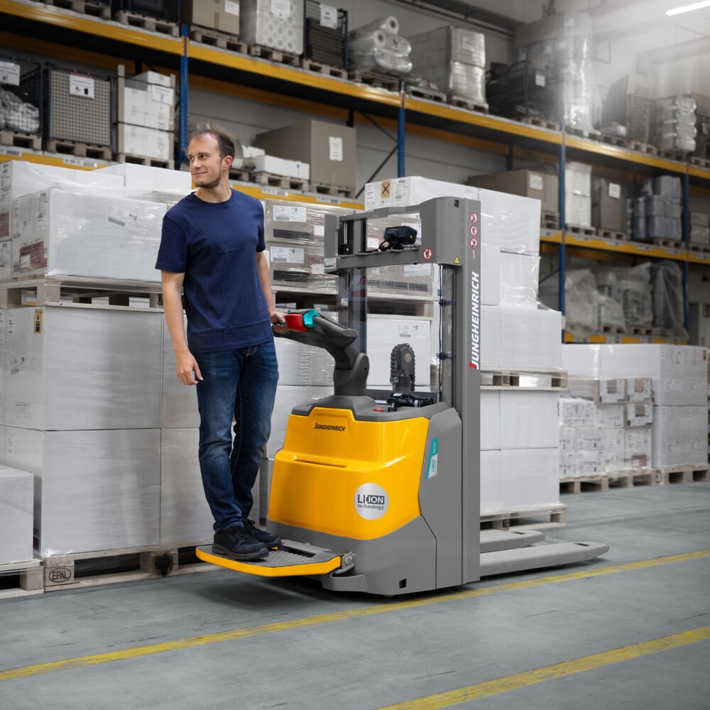 Número de imagen del producto 16: Carretilla elevadora eléctrica Jungheinrich ERC 110i ZT con plataforma de pie, mástil de elevación telescópico doble, altura de elevación 2.900 mm, capacidad de carga 1.000 kg, sistema hidráulico proporcional