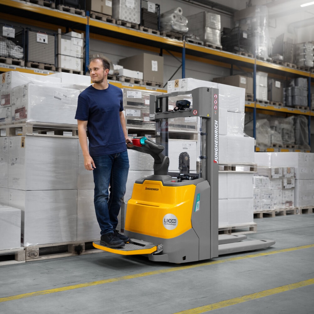Número de imagen del producto 12: Carretilla elevadora eléctrica Jungheinrich ERC 112zi ZT con plataforma de pie, mástil de elevación telescópico doble, altura de elevación 2.700 mm, capacidad de carga 1.200 kg, sistema hidráulico proporcional