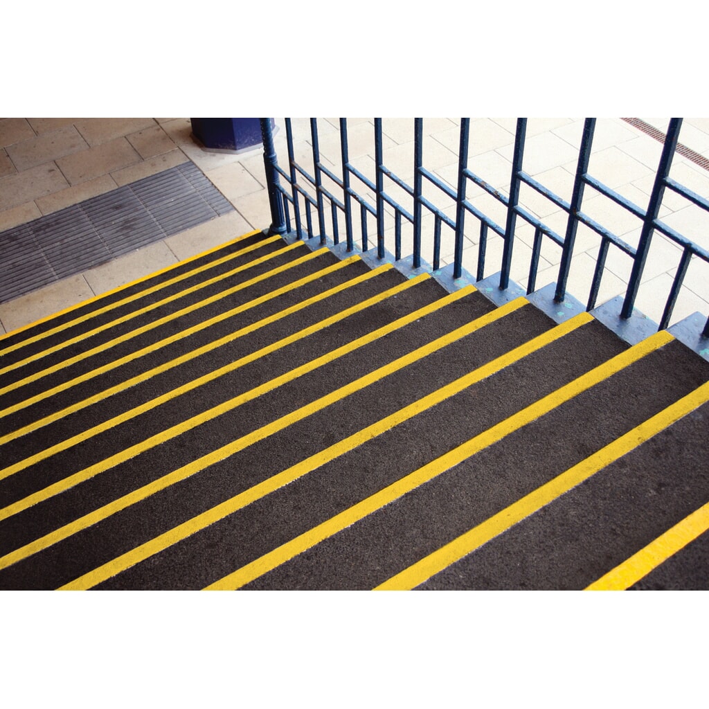COBA Perfil antideslizante para peldaños COBAGRiP® Stair Tread, H x A x F 5,5 x 750 x 345 mm, negro/amarillo Número de imagen del producto 4: COBA Perfil antideslizante para peldaños COBAGRiP® Stair Tread, H x A x F 5,5 x 750 x 345 mm, negro/amarillo