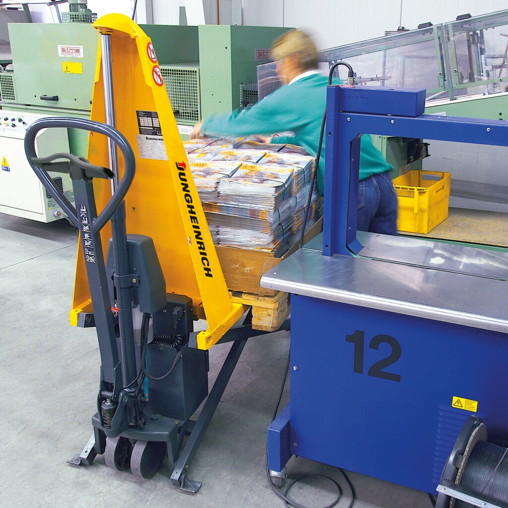 Transpaleta de tijera Jungheinrich AMX 10e, capacidad de carga 1.000 kg, longitud de horquilla 1.150 mm, caucho/nailon Número de imagen del producto 5: Transpaleta de tijera Jungheinrich AMX 10e, capacidad de carga 1.000 kg, longitud de horquilla 1.150 mm, caucho/nailon