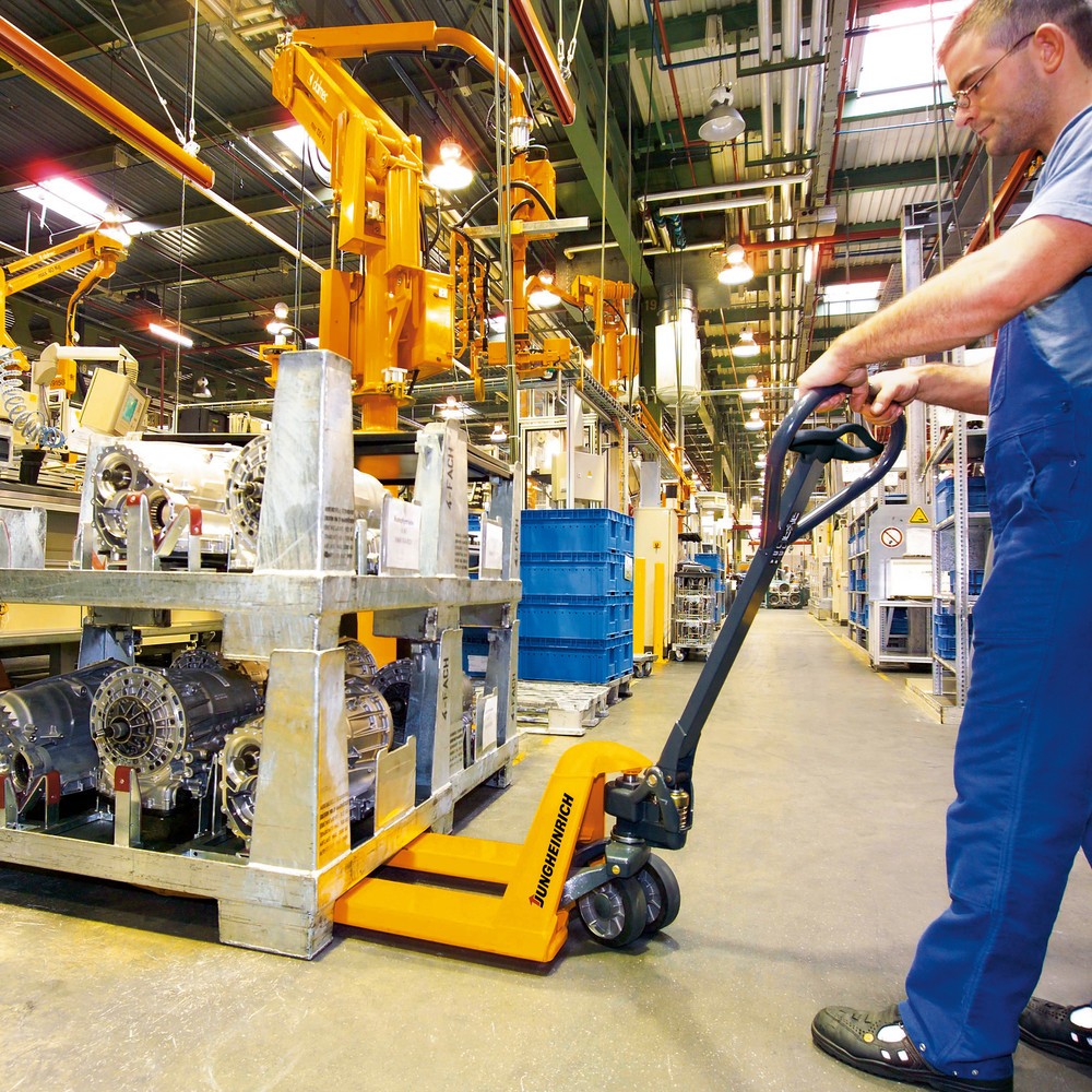 Transpaleta manual Jungheinrich AM 22, con mitigación de ruido, capacidad de carga 2.200 kg, longitud de horquilla 1.150 mm, caucho/poliuretano, rodillos en tándem Número de imagen del producto 4: Transpaleta manual Jungheinrich AM 22, con mitigación de ruido, capacidad de carga 2.200 kg, longitud de horquilla 1.150 mm, caucho/poliuretano, rodillos en tándem