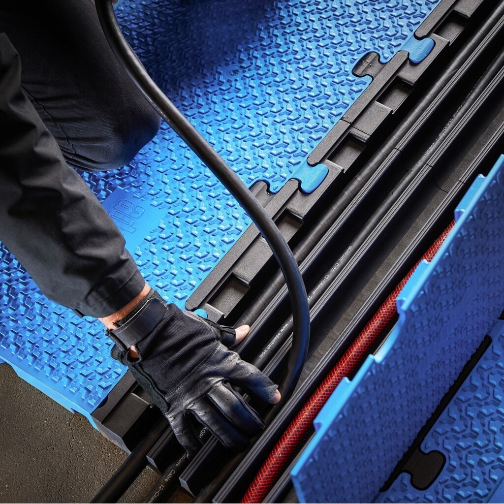 Salvacables Defender® MIDI 5 2D de Adam Hall, Pieza central, 5 canales, azul Número de imagen del producto 6: Salvacables Defender® MIDI 5 2D de Adam Hall, Pieza central, 5 canales, azul