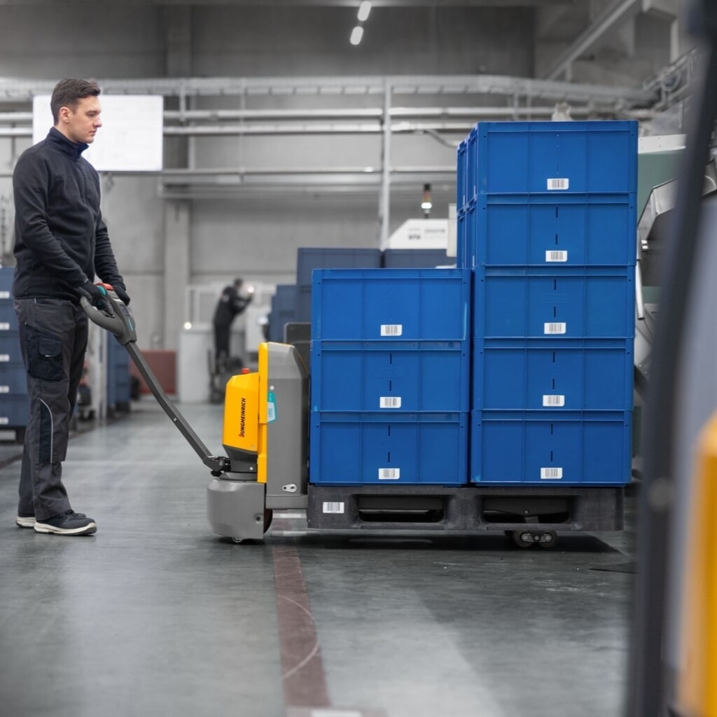 Número de imagen del producto 7: Transpaleta eléctrica Jungheinrich AME 15, capacidad de carga 1.500 kg, longitud de horquilla 1.150 mm, ancho de horquilla especial 670 mm, rodillos en tándem