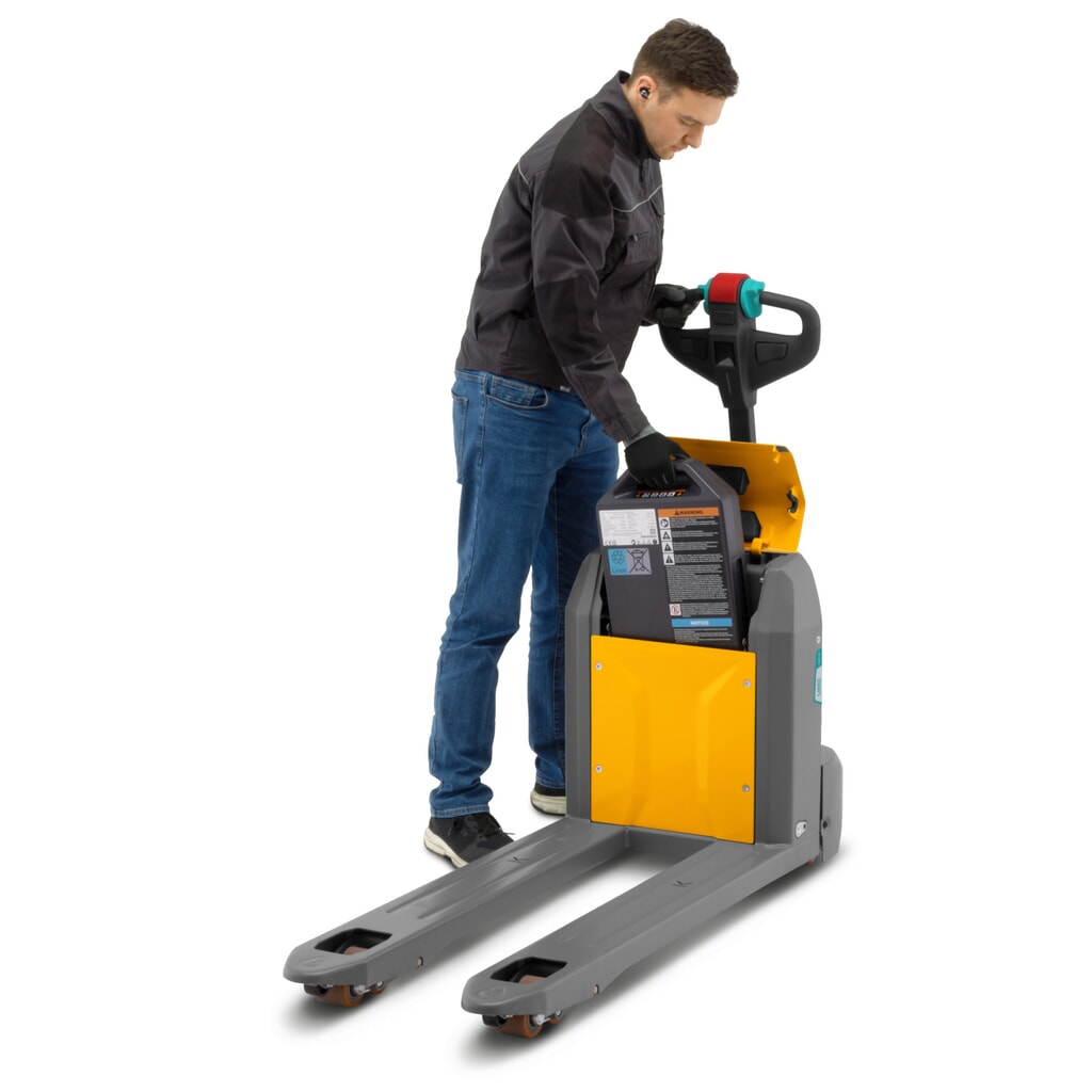 Transpaleta eléctrica Jungheinrich AME 18, capacidad de carga 1.800 kg, longitud de horquilla 1.150 mm, ancho de horquilla especial 670 mm, rodillos en tándem Número de imagen del producto 4: Transpaleta eléctrica Jungheinrich AME 18, capacidad de carga 1.800 kg, longitud de horquilla 1.150 mm, ancho de horquilla especial 670 mm, rodillos en tándem