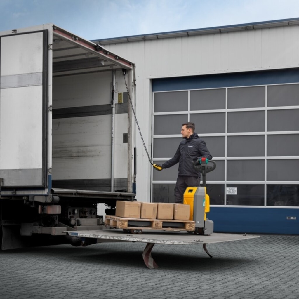 Número de imagen del producto 8: Transpaleta eléctrica Jungheinrich AME 18, capacidad de carga 1.800 kg, longitud de horquilla 1.150 mm, ancho de horquilla especial 670 mm, rodillos en tándem