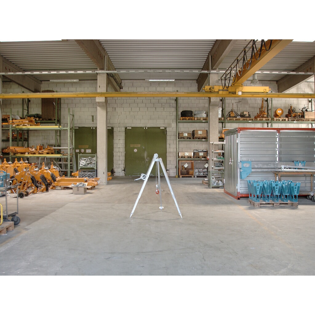 Triángulo de aluminio DW-200 con cabrestante, longitud de columna mín. /máx. 1.180/1.880 mm, carrera total 5.000 mm, capacidad de carga 200 kg Imagen del producto: Triángulo de aluminio DW-200 con cabrestante, longitud de columna mín. /máx. 1.180/1.880 mm, carrera total 5.000 mm, capacidad de carga 200 kg