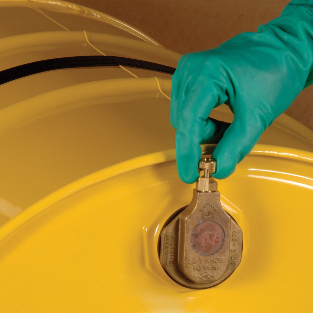 Número de imagen del producto 2: Purgador de barril de seguridad horizontal de latón Justrite para aplicaciones a base de aceite